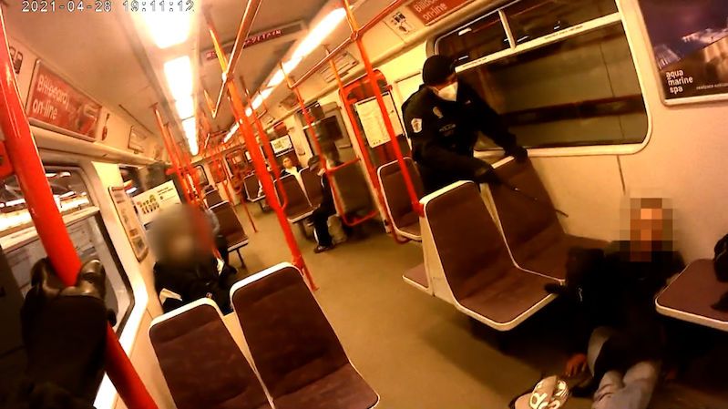 Pes bránil omámeného majitele před strážníky v metru